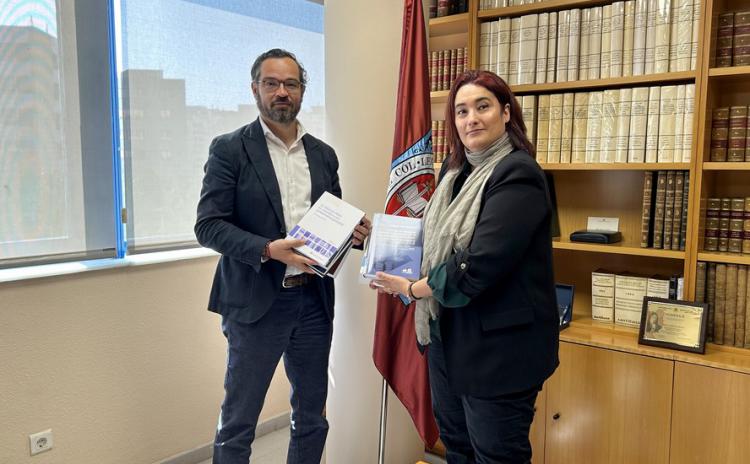 El director de l´EPJ Federic Adan fa una donació dels seus darrers llibres a la biblioteca del Col·legi