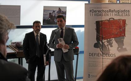 El degà de l’ICAT i el president del COFT inauguren l’exposició “#DretsRefugiats, 11 vides en 11 maletes”