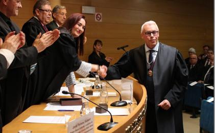 L’ICAT imposa les togues als nous col·legiats, les insígnies d’or i plata i la medalla d’argent al vicedegà Julio de Parellada